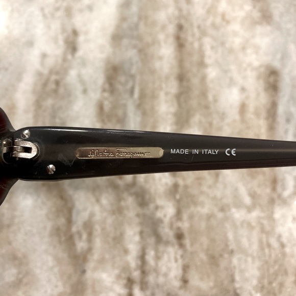 Salvatore Ferragamo sunglasses with iconic double Gancini and case - Picture 5 of 9